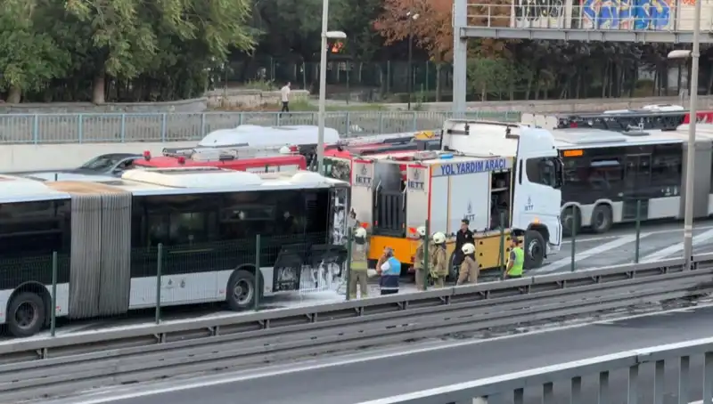 İstanbul Metrobüsünde Yangın: Trafikte Kaos ve Uzun Bekleyişler!