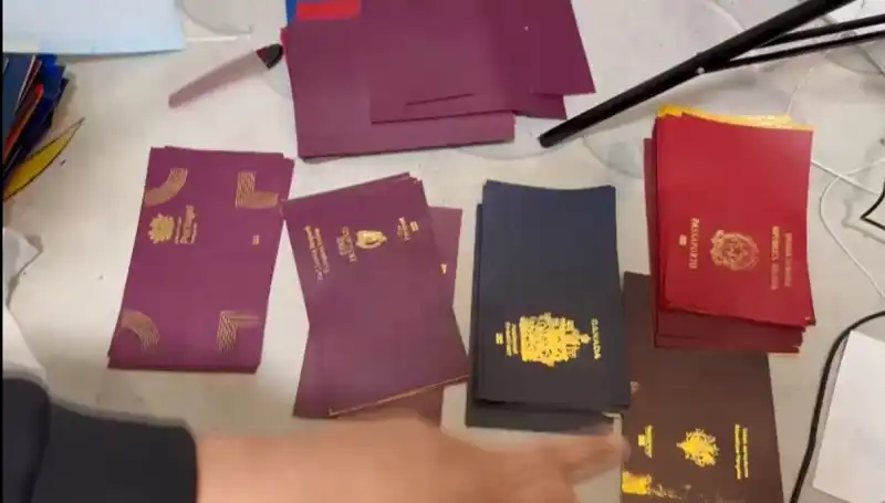 Türkiye'de Sahte Pasaport ve Vize Basan Çeteye Büyük Operasyon!