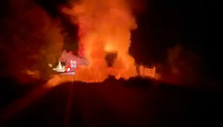 Seyir Halindeki Kamyonet Alev Alev Yandı: Olay Anı Kameralara Yansıdı