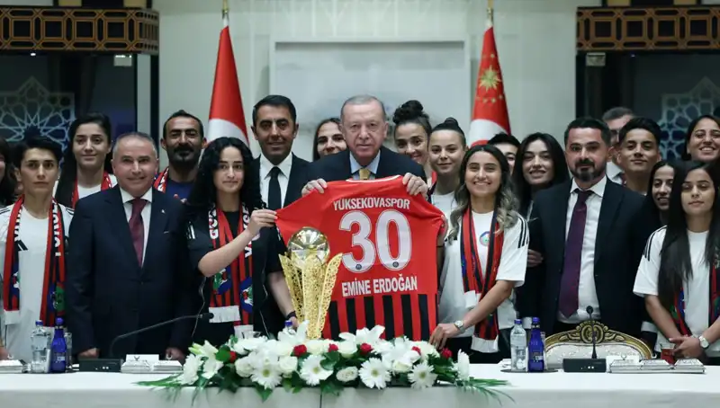 Cumhurbaşkanı Erdoğan, Yüksekovaspor Kadın Futbol Takımı'nı Onurlandırdı