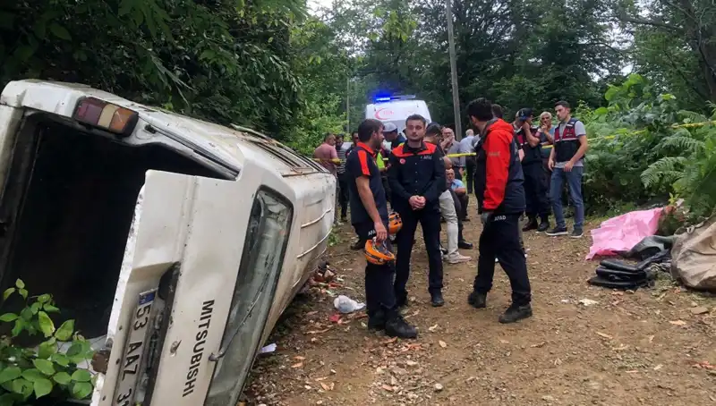Rize'de Minibüs Kazası: Yamaçtan Yuvarlanma Sonucu İki Kişi Hayatını Kaybetti