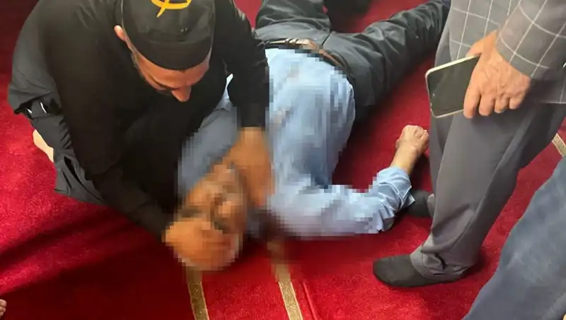 Caminin İçinde Yaşanan Şok Olay: Namaz Kılan Adam Bıçaklandı