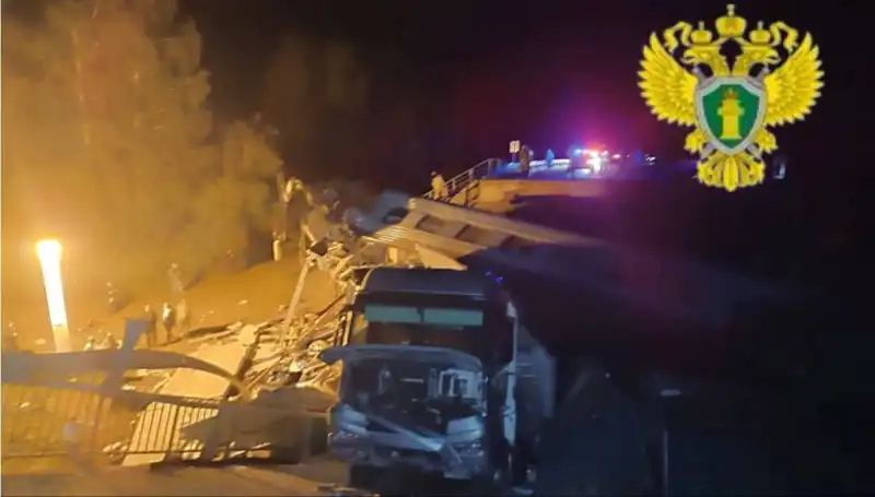 Rusya'da Köprü Çöktü: Tren Kazası Sonrasında Can Pazarına Neden Oldu