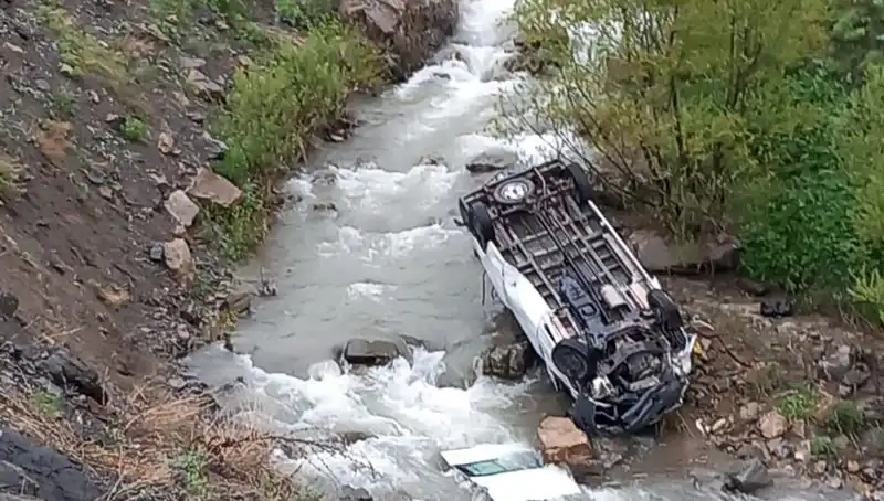 Hakkari'deki Minibüs Kazası: İki Hayat Kaybı ve Üç Yaralı