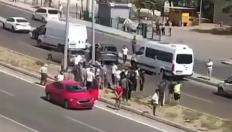 Yolun Karşısına Geçen Yayaya Otomobil Çarptı: Kaza Anı Güvenlik Kamerasında