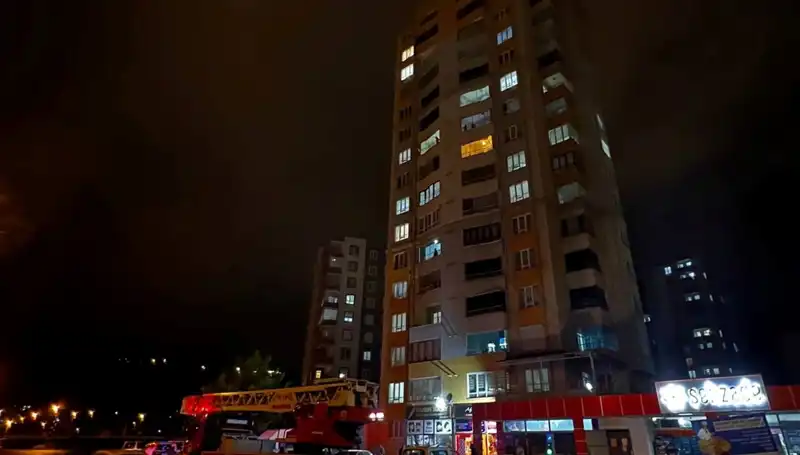 Apartmanın Çatısına Düşen Yıldırım: Şok Edici Görüntüler Ortaya Çıktı