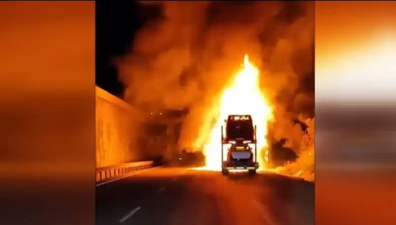 Otomobil Yüklü Tırda Yangın: 8 Araç Alev Alev Yandı!