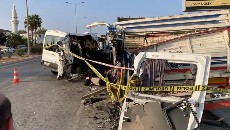 Mersin'de Tatil Yolunda Feci Kaza: İki Hayat Gitti, 10 Kişi Yaralı