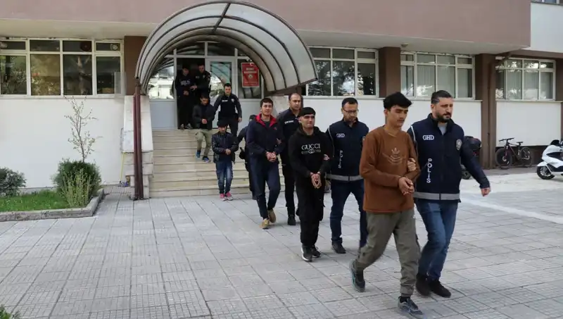 Türkiye'nin İki İlinde 21 Düzensiz Göçmen Yakalandı: Ayrıntılar Ortaya Çıktı