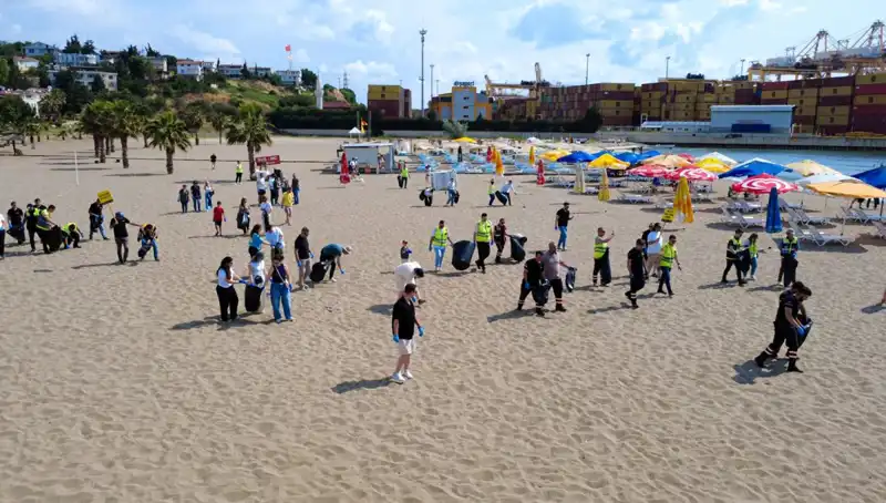 Plajlarda Yaz Temizliği: Gönüllüler Deniz Kenarını Şenlendirdi