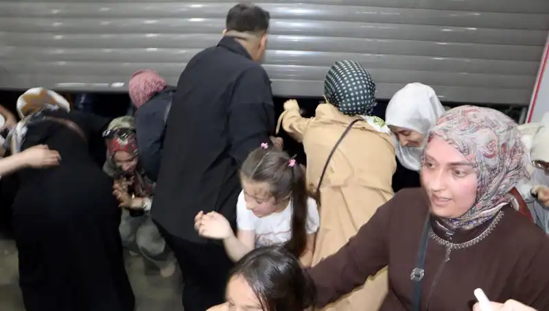Alışveriş Merkezinde Yüzde 50 İndirim: Müşteriler Ziyaret İçin Akın Etti