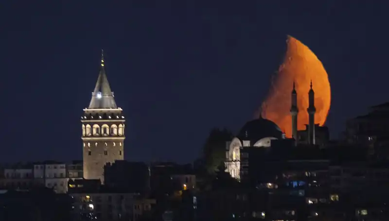İstanbul'da Yarım Ay: Şehir Gökyüzünde Büyülendi