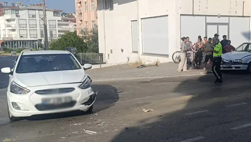 Antalya'da Feci Kaza: İki Otomobil Çarpıştı, Yaralılar Var