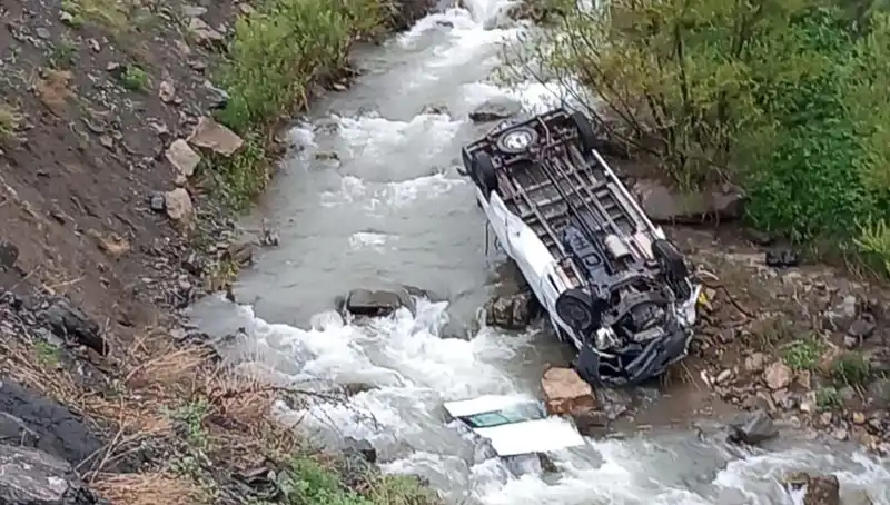 Hakkari'de Minibüs Kazası: İki Kişi Hayatını Kaybetti, Üç Yaralı