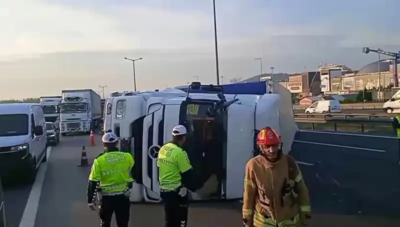 Pendik TEM Otoyolu'nda TIR Devrildi: İstanbul Yönünde Yoğun Trafik Yaşanıyor