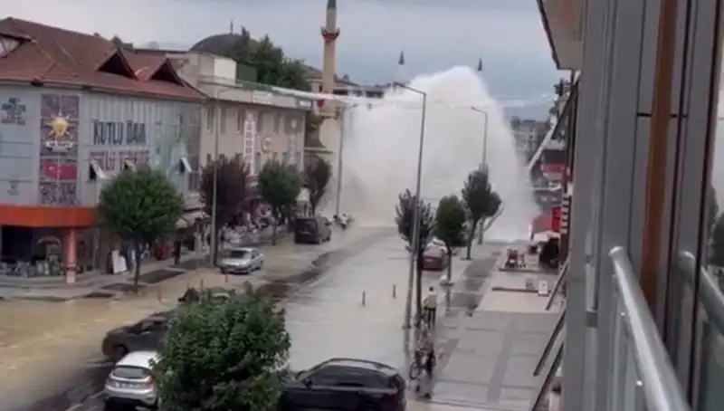 İçme Suyu Hattında Patlama: Şehir Su İçinde Kaldı!