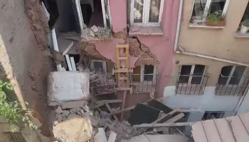 İstanbul'da Üç Katlı Bina Balkonunun Çökmesi: Detaylar ve İlk Yorumlar