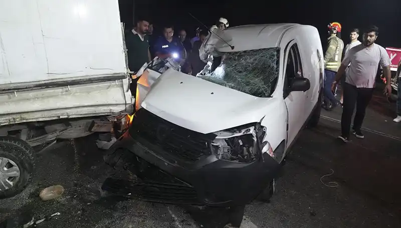 İstanbul’da Korkunç Kaza: 3 Kişi Yaralandı, Trafik Felç Oldu!