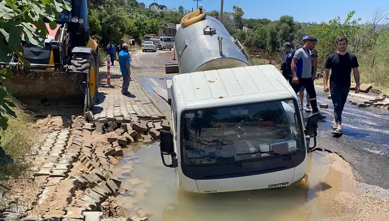 Bodrum'da Su Hattı Patladı, Tanker Çukura Düştü: Yerel Halk Tedirgin!
