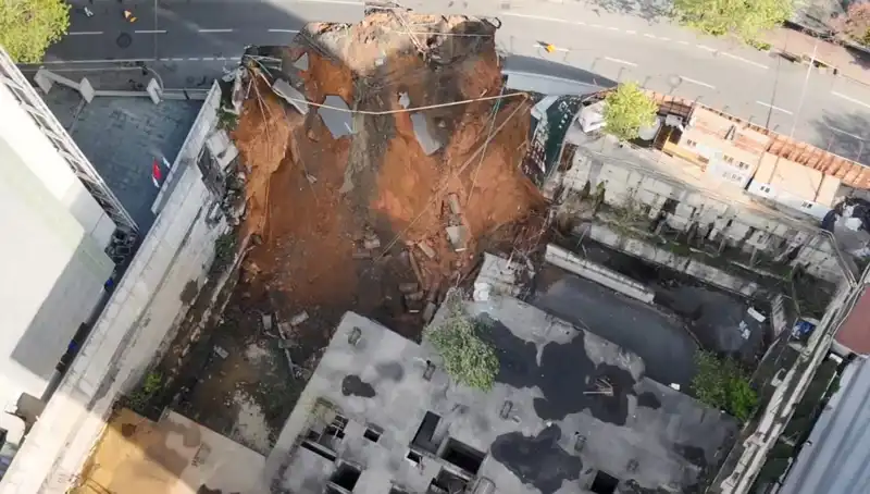 Sarıyer'de Yol Çökmesi: Asfalt Kaplama Kaldırıldı, Cadde Trafiğe Kapandı
