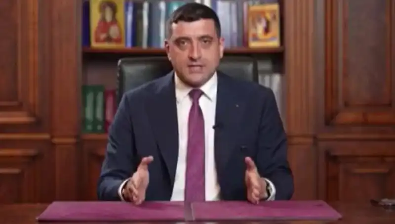 Romanya'da Aşırı Sağcı Aday Seçimlerin İlk Turunda Üstünlük Kurdu