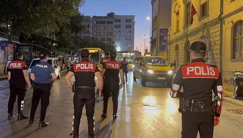 İstanbul'da Asayiş Operasyonları: 4 Saatte Yüzlerce Gözaltı Gerçekleşti