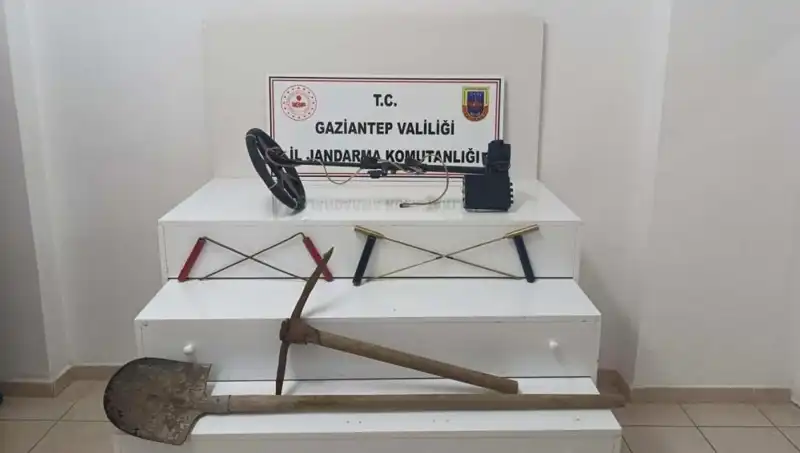 Defineciler Suçüstü: Kaçak Kazı Yapan İki Kişi Yakalandı