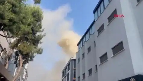 İstanbul'da 4 Katlı İş Merkezinde Yangın Çıktı: Ekipler Mücadele Ediyor