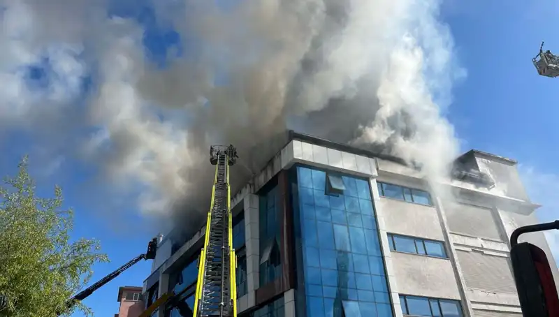 Esenyurt'ta Tekstil Atölyesinde Çıkan Yangın Korkuttu