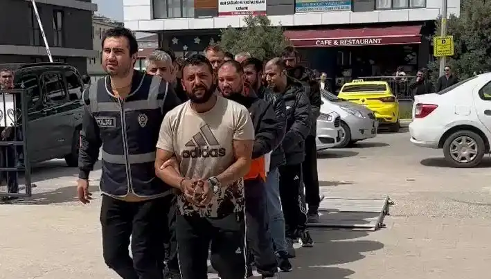 Edirne'de Eş Zamanlı Operasyon: Yüzlerce Güvenlik Gücüyle Yedi Firari Ele Geçirildi