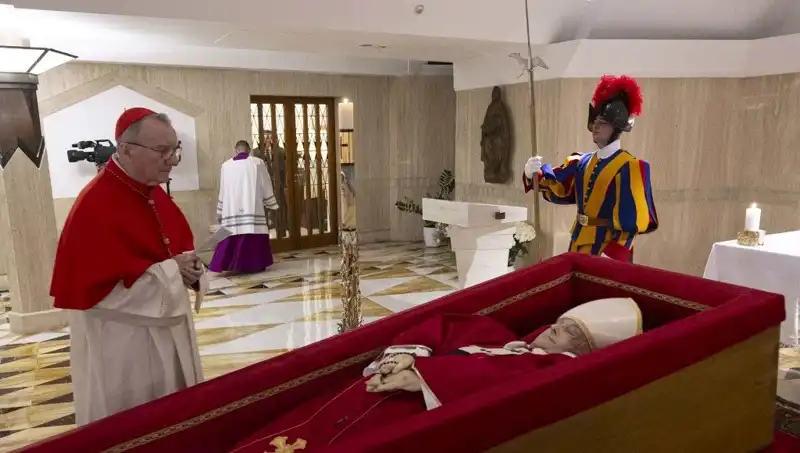 Papa’nın Tabutundaki Fotoğraflar: Duygusal Anlar ve Anlamı İnceleniyor