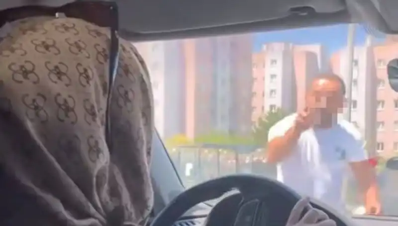 Trafik Kavgasında Nefes Kesen Anlar: Aracın Camını Yumrukladılar!