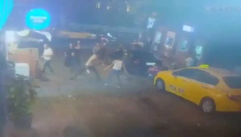 Beyoğlu'nda Laf Atma Kavgası: Kanlı Savaş Polise Ulaştı