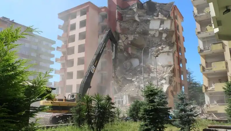 Dalgalar, Deprem Korkusunu Unutturdu: İki Bina Yıkılıyor