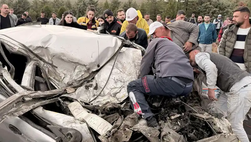 TIR ile Çarpışan Araç Kağıt Gibi Ezildi: Korkunç Kaza Yolu Kapladı