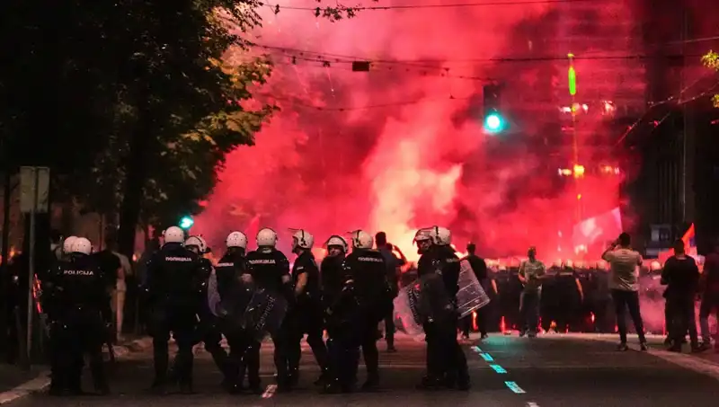 Sırbistan'da Erken Seçim İçin On Binler Sokağa Çıktı: Gözaltılar Açıklandı