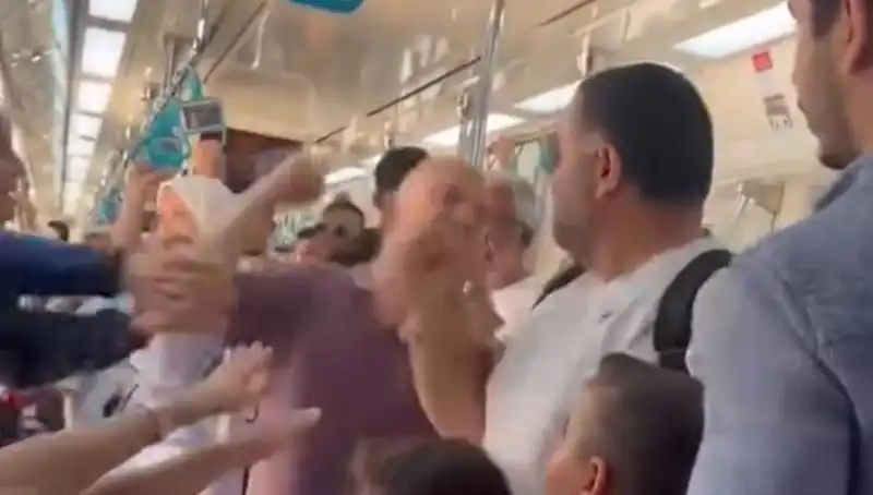 Marmaray'da Yumruklu Kavga: Yolcular Şaşkın ve Endişeli
