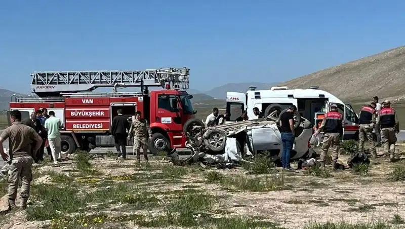 Van'daki Feci Kazada 4 Kişi Hayatını Kaybetti, 2 Yaralı