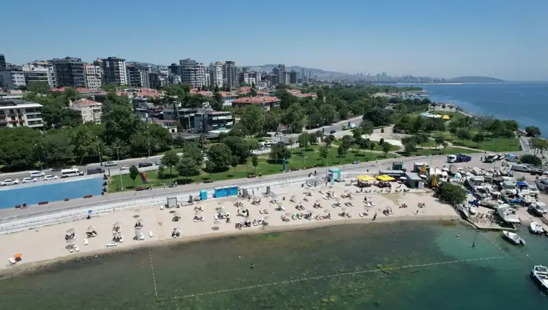 İstanbul'da Sıcak Hava Nefes Kesti, Caddebostan Sahili Dolup Taştı!