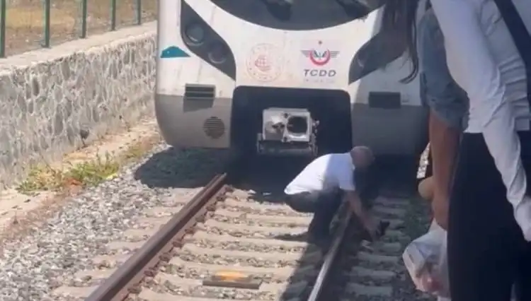 Marmaray Makinisti, Raylarda Kediyi Görerek Yolcularını Kurtardı
