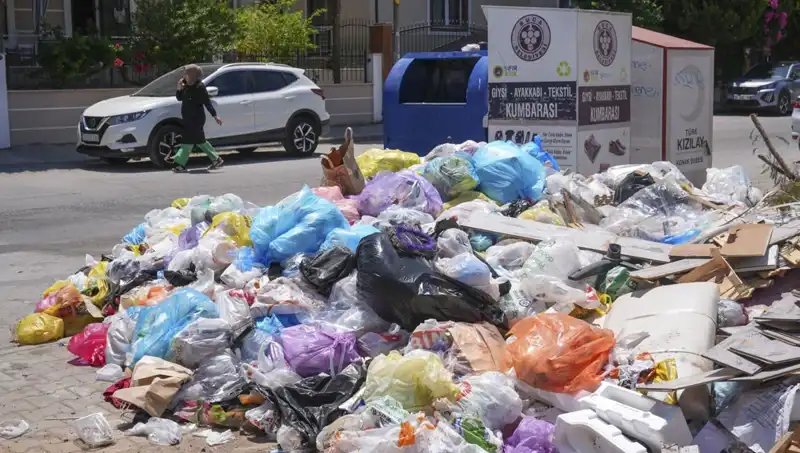 İzmir'de Çöp Yığınları: Şehirdeki Temizlik Sorunu Büyüyor