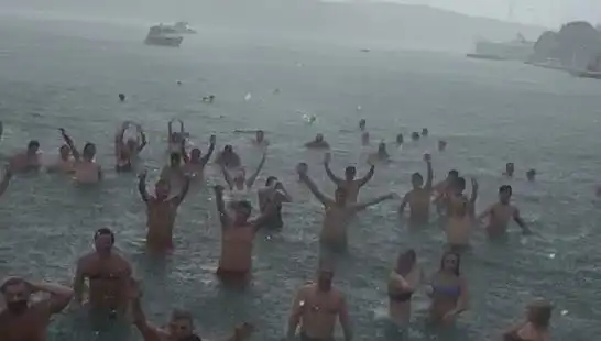 İstanbul'da Yağmura Rağmen Bebek'te Denize Giren Cesur Kalabalık
